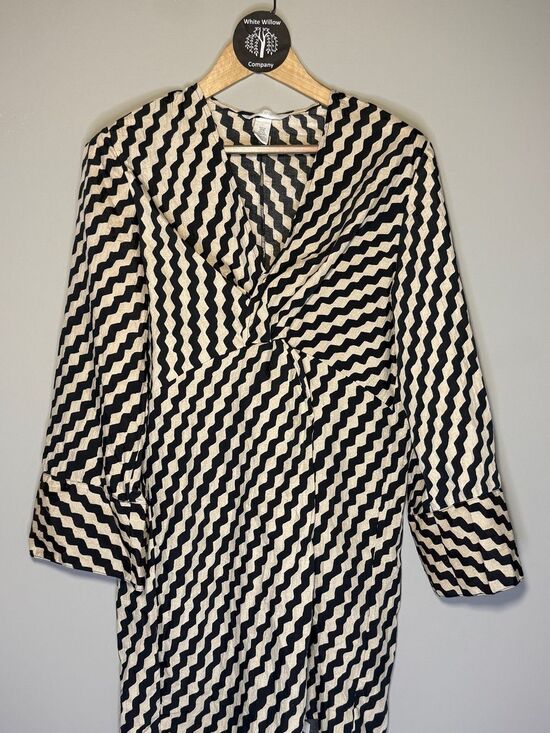 H&M Dresses & Skirts - H&M Chevron Mod XS Dress